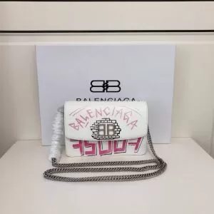 ミニバッグ秋冬にお世話になる定番 バレンシアガ優しいのに存在感 BALENCIAGA 【最新】2020年秋冬のトレンド速報