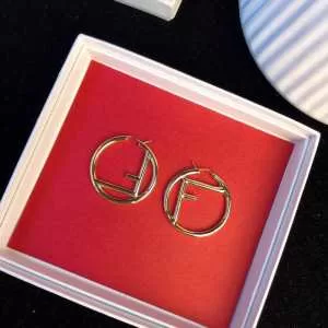ピアス 春夏のトレンドアイテム フェンディ大人カジュアル夏ファッション2020 FENDI 定番のスタイル春夏限定