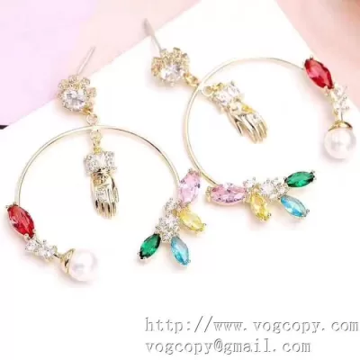 芸能人カルティエ ピアズ 新作 レディース30代の女性に人気CARTIER コピー アクセサリー 結婚式キレイめコーディネート
