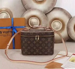 化粧ポーチ 人気デザインで欲しい 主役級のアイテム 超定番人気 LOUIS VUITTON ルイ ヴィトン