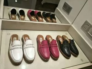 驚きの破格値爆買い ヴァレンティノ VALENTINO 2020春夏新作 サンダル 4色可選