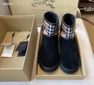 バーバリー カジュアルコーデオシャレ2色可選 BURBERRY 速報2020年秋ファッショントレンド レザーブーツ 優しい色味がかわいい