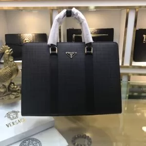 気になる2020年秋のファッション 秋トレンドの新定番 プラダ PRADA ハンドバッグ 今から取り入れられるトレンド