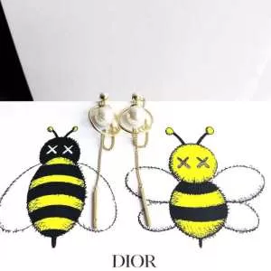 ファッション 夏の大人カジュアルスタイル ディオール DIOR リラックス感のあるゆったり ピアス