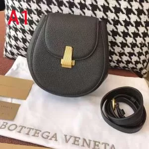 化粧バッグ 夏気分UP最新コレクション ボッテガ ヴェネタ BOTTEGA VENETA 多色選択可 新作コレクションを見る
