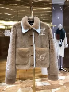 オシャレスタイルが今年流　フェンディ FENDI　202020秋冬取り入れやすい　ハーフコート　支持率が高い秋冬最新作
