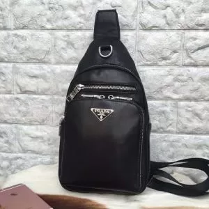 2020年の夏のマスト プラダ PRADA ショルダーバッグ 素敵なスタイルで夏の定番