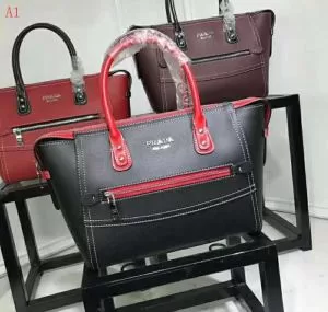 目前の注目ブランド PRADA プラダ 4色可選 2020年秋冬入荷　トートバッグ　個性的なモデル