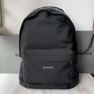 秋冬ファッションコーディネート バレンシアガ BALENCIAGA人気ファッション雑誌でも掲載 リュック 最重要2020秋冬トレンド