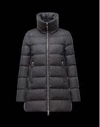 高級感を演出する　 2020秋冬 MONCLER モンクレール 大人の空気感が漂う　ダウンジャケット