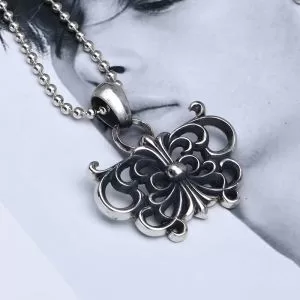クロムハーツ オシャレな印象に CHROME HEARTS 夏の大人カジュアルスタイルペンダントトップ 風通しの良いフレア