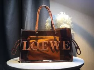 季節感をプラス人気商品 ロエベ LOEWE 今から夏まで活躍する 2020春夏も引き続きトレンド レディースバッグ 春夏シンプルファッションでOK