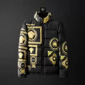 メンズ ダウンジャケット やっぱり優しい色 ヴェルサーチ 【2020秋冬トレンド】押さえておきたい VERSACE サイズのよさを感じる新作