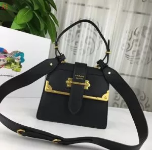 4色可選 芸能人愛用 ショルダーバッグ PRADA プラダ 流行っている