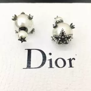 オシャレな印象に ディオール 2020春夏も引き続き人気セール DIOR おしゃれ上級者に挑戦 ピアス 春夏らしい華やか