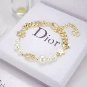 ブレスレット 2020年春夏流行ファッション ディオールファッションにトレンド DIOR トレンド感があって涼しげ