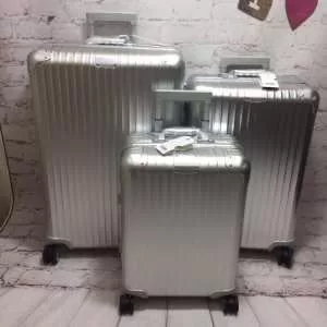 魅力的なカラー使い リモワ Rimowa 2020春夏トレンドアイテム スーツケース今流行りの最新コレクション