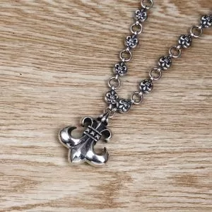 甘過ぎず大人な印象に ネックレス クロムハーツぐっと鮮度がアップ CHROME HEARTS