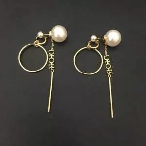 2020春夏も引き続きトレンド ピアス 今期注目のブランドトレンド ディオール DIOR 大人のカジュアルスタイル