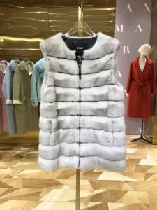 ダウンジャケット　絶対おさえるべきカラーと最新　フェンディ今年の流行りファション　 FENDI　最新秋冬トレンドをチェック202020秋冬