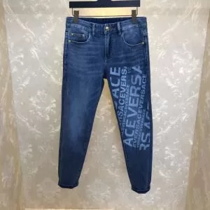 ヴェルサーチおしゃれ刷新に役立つ VERSACE ジーンズ オススメのアイテムを見逃すな