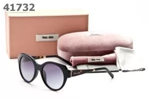 上品な印象をプラスするMIU MIU ミュウミュウコピー 激安サングラス
