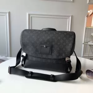 ルイ ヴィトンこの時期の一番人気は LOUIS VUITTON 2020モデル ショルダーバッグ