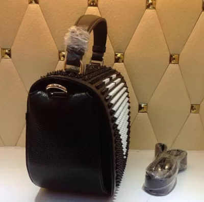 今年の大人気ファッション　2020春夏 クリスチャンルブタン Christian Louboutin ハート型 スパイク ショルダーバッグ最高ランク