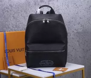 リュック 手頃価格でカブり知らず ルイ ヴィトン LOUIS VUITTON 価格も嬉しいアイテム