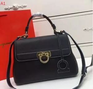 入手困難 多色可選2020春夏新作FERRAGAMO サルヴァトーレフェラガモ手持ちショルダー掛け