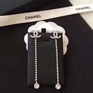 ピアス スタイルUPして着こなす シャネル 2020年春夏のトレンドアイテム CHANEL すっきりした印象に