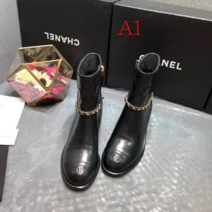 シャネルサイズのよさを感じる新作 CHANEL秋にこれがはやりそう レザーブーツ 2020秋冬トレンド押さえておきたい