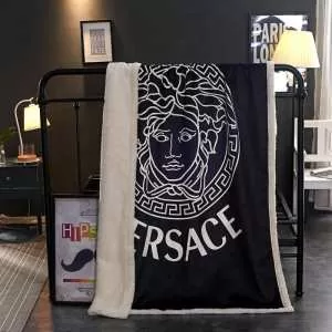 ブランケット 2020年の春夏に着たい ヴェルサーチ 肌触りが柔らかくて快適 VERSACE 暖かさと寝心地のよさに全身包まれる
