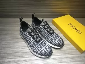 秋服コーデ2020年版 フェンディ FENDI 大胆なチェックの人気トレンド ランニングシューズ 秋にはやる最新作を先取り