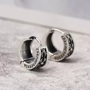 シンプルながら切れ味のいい イヤリング クロムハーツ CHROME HEARTS 清涼感とカジュアルスタイル