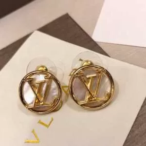 2020即旬な装いに きちんと感が抜群 ピアス 夏らしい季節感 ルイ ヴィトン LOUIS VUITTON きれいめ上品に