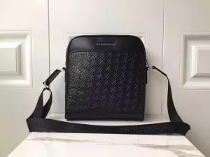 バーバリー 今年からは大注目人気アイテム　BURBERRY　20202020年秋冬シーズン新商品の防寒着ミニバッグ　暖かさに定評のある新作