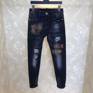 ヴェルサーチ手頃価格でカブり知らず VERSACE 価格も嬉しいアイテム ジーンズ