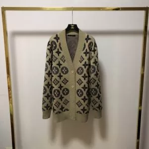 ルイ ヴィトン今季トレンド新作はこれ　 LOUIS VUITTON　秋冬に大注目のカラー　ニットコート　速報2020年秋ファッショントレンド
