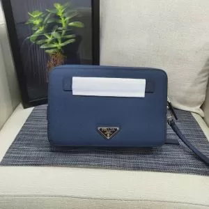 今季トレンドをうまく取り ポーチ お洒落で秋冬注目トレンド プラダ PRADA 【2020秋冬】の注目トレンド