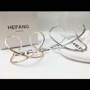 2色可選季節感をプラス人気商品 カルティエ 今から夏まで活躍する CARTIER 2020春夏も引き続きトレンドブレスレット