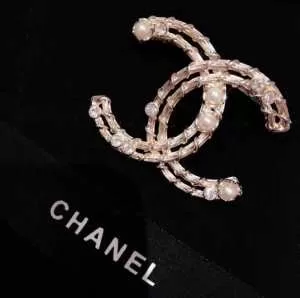 シャネル CHANEL ブローチ 2020春夏人気トレンドアイテム 目を引く春夏トップス