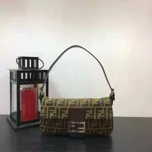 ファッションスタッズ フェンディ稀少入手困難 FENDI ハンドバッグ 今季爆発的な人気