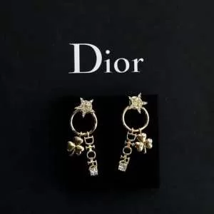 スタイルUPして着こなす ディオール DIOR 夏ファッションをおしゃれに楽しもう ピアス 2020年春夏のトレンドアイテム
