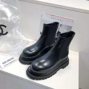 レザーブーツ ファッショントレンドを早速チェック バーバリー2020秋冬流行ファション BURBERRY 最高にCOOL秋冬新作
