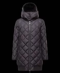 上品な装いで華やかさ　 2020秋冬 moncler モンクレール 相性抜群　ダウンジャケット ロング