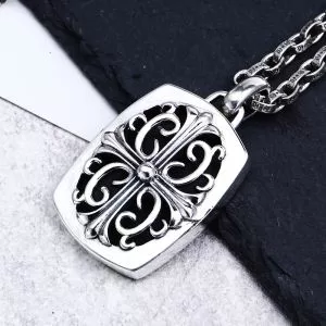 甘過ぎず大人な印象に クロムハーツぐっと鮮度がアップ CHROME HEARTS ペンダントトップ 2020年春夏のトレンドアイテム
