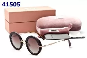 ファッションな印象を与えてくれるMIU MIU ミュウミュウ　季節感を感じるサングラス