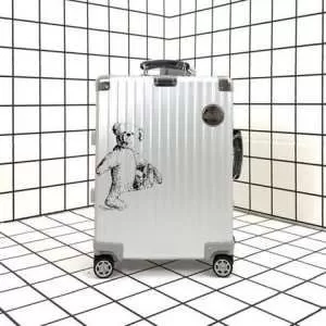 絶妙にオシャレ人気アイテム リモワ 2020春夏トレンドアイテム Rimowa 派手にはなりすぎず スーツケース