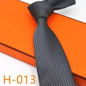 気になる2020年秋のファッション エルメス絶妙な大人っぽさと遊び心 HERMES ネクタイ
